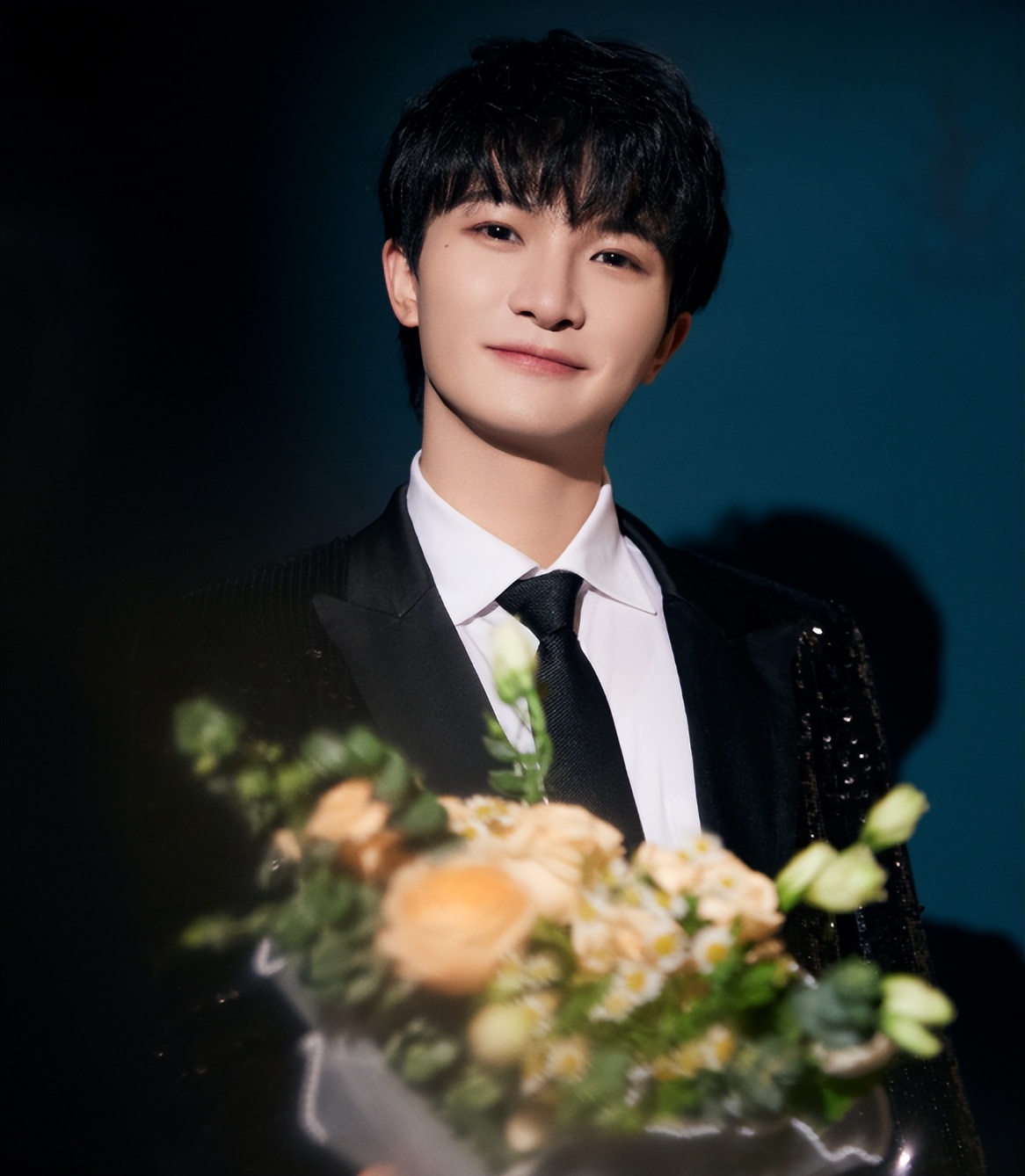 官媒发文!香港突发火灾不到2天,周深一个举动让歌坛刮目相看