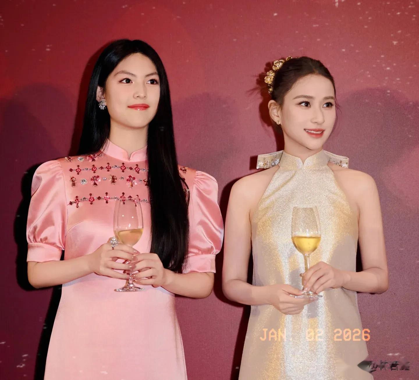 李湘与王诗龄香港逛街被偶遇，外套披在身上，引网友吐槽：衣品差