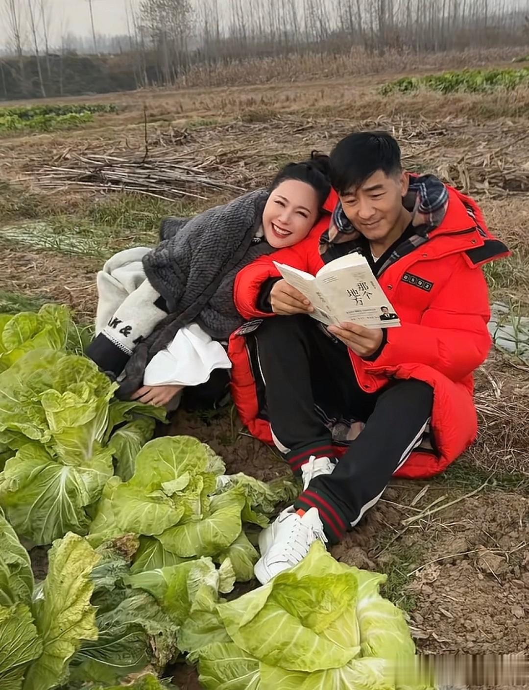 郭晓冬老婆赶山东大集，买3元焦米棍当零食，47岁第一次吃烤鸡腿