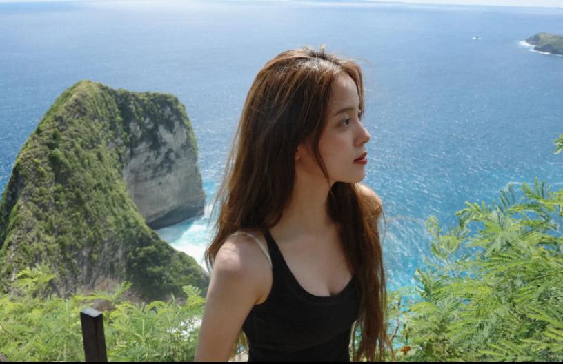 欧阳娜娜海边紧身背心出镜，香肩美背小蛮腰，少女感十足！