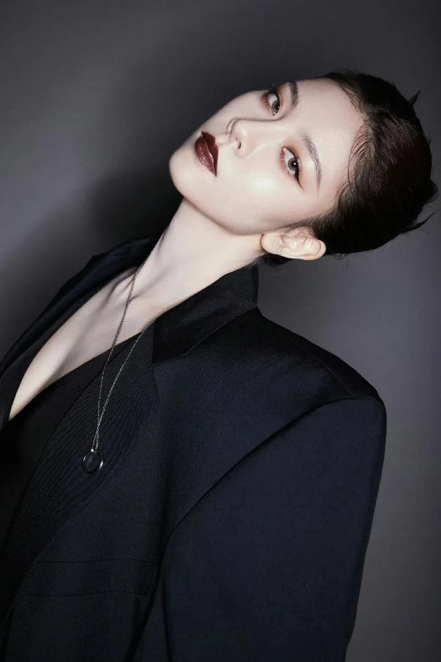 宋妍霏 黑暗系造型