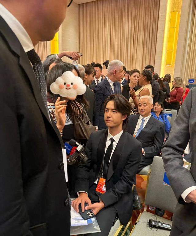 王一博本人一点也不酷，脸好小笑起来好乖，开会也被追星求合影!