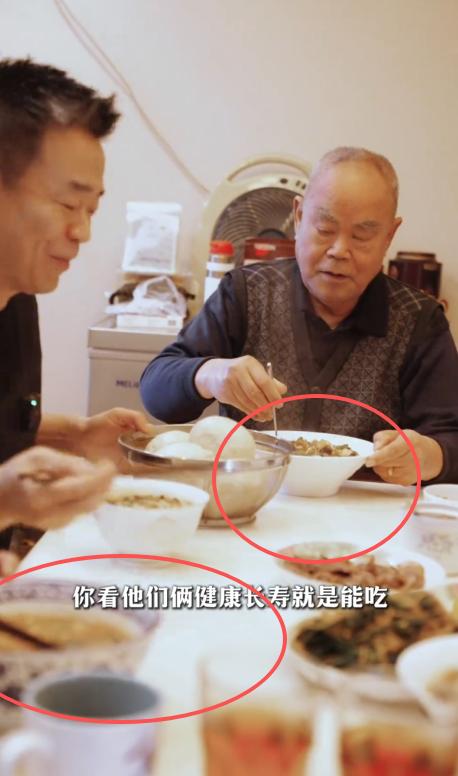 演员孙浩元旦前回父母家吃饭,帮81岁老妈做陕西麻食,57岁还撒娇