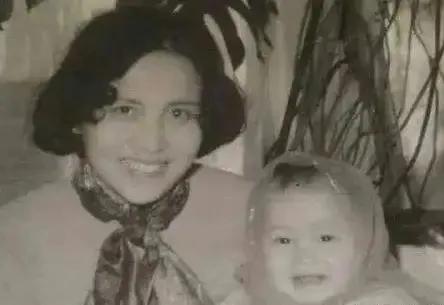 宋佳带妈妈参观工作室，母女俩眉眼神似，走路姿势一模一样好温馨