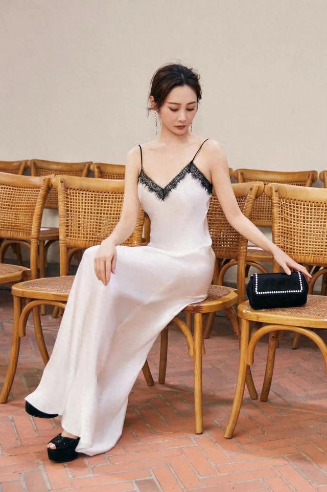 李纯白色连衣裙,清新脱俗的美