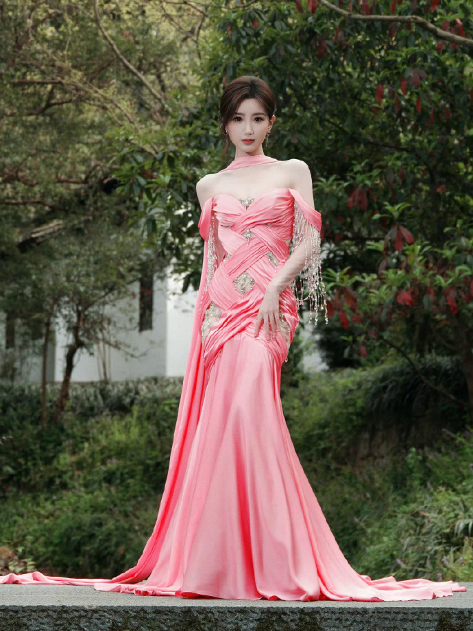 港风女神毛晓彤！粉色纱裙穿在她身上太仙了。