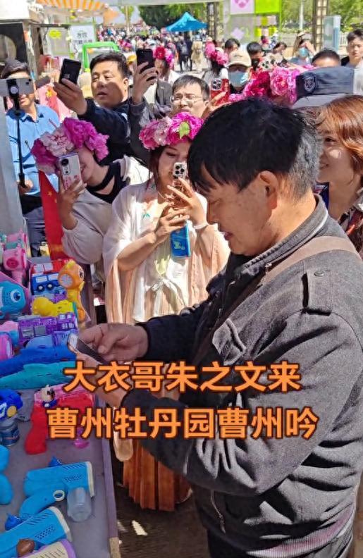 大衣哥带儿子儿媳参加饭局，陈萌一个动作暴露家庭地位，真不简单