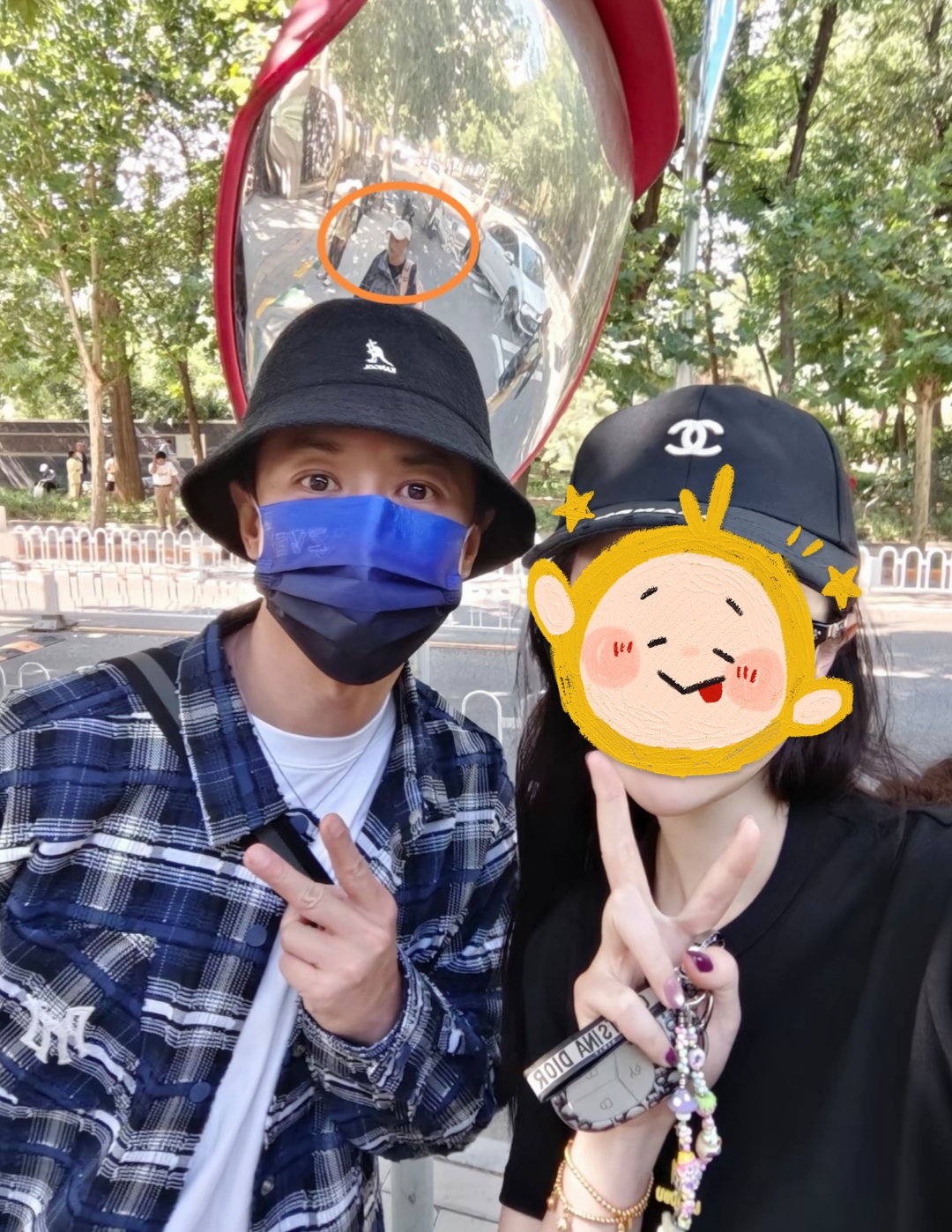 网友偶遇张维伊接小酒窝放学,两人相处得真好,董璇爸爸也在