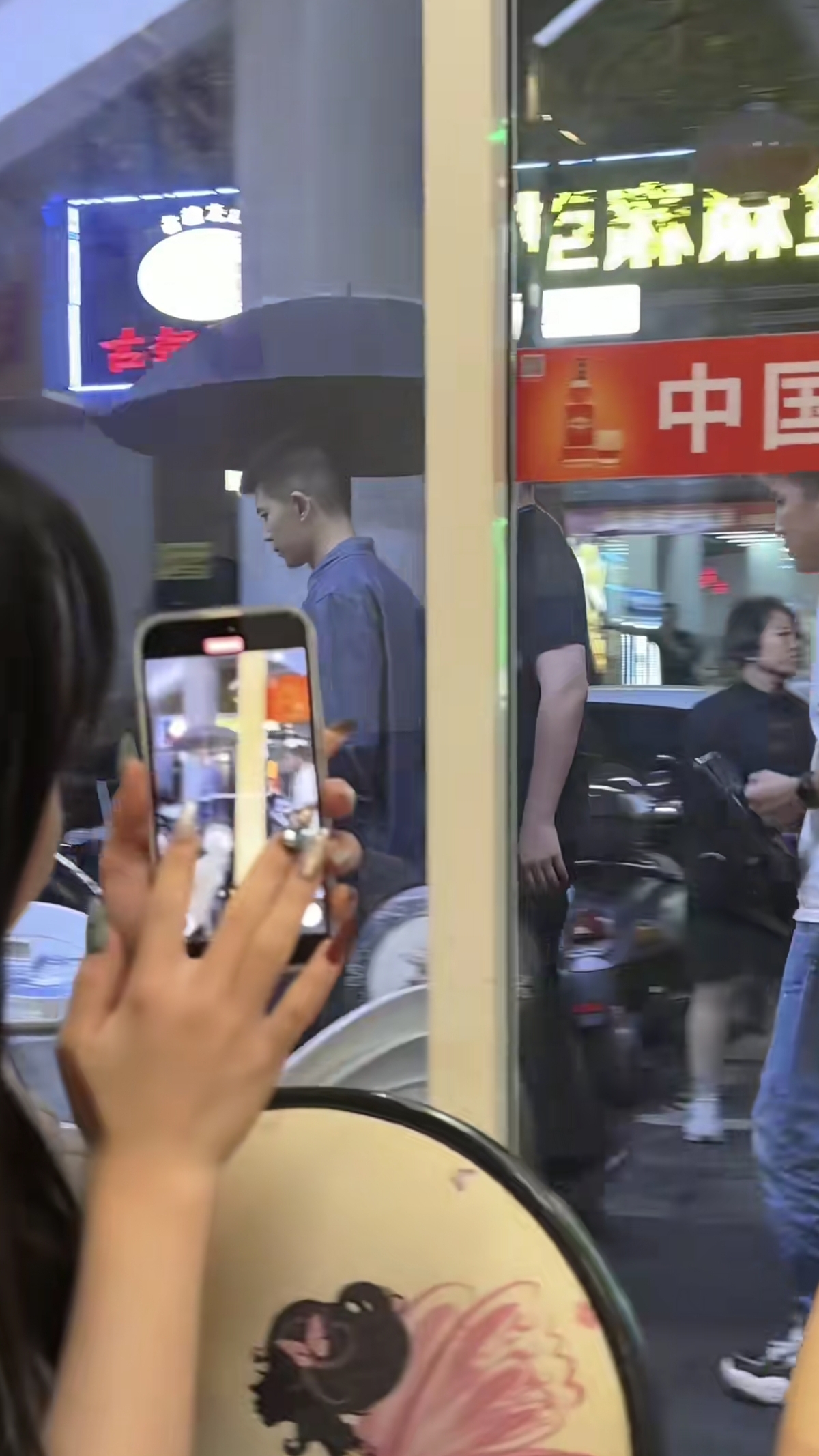 任嘉伦拍戏被偶遇，网友夸其很帅超绝头骨超绝下颌线，羡慕网友了