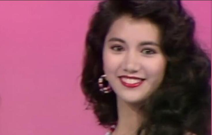 梁小冰鼻塌个矮算大美人吗?看她与袁咏仪的合照,就有答案了