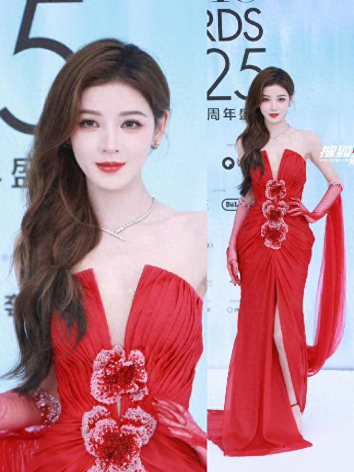 沈佳润第一次走红毯,一袭白纱裙明媚优雅,红毯走过头了反应好萌