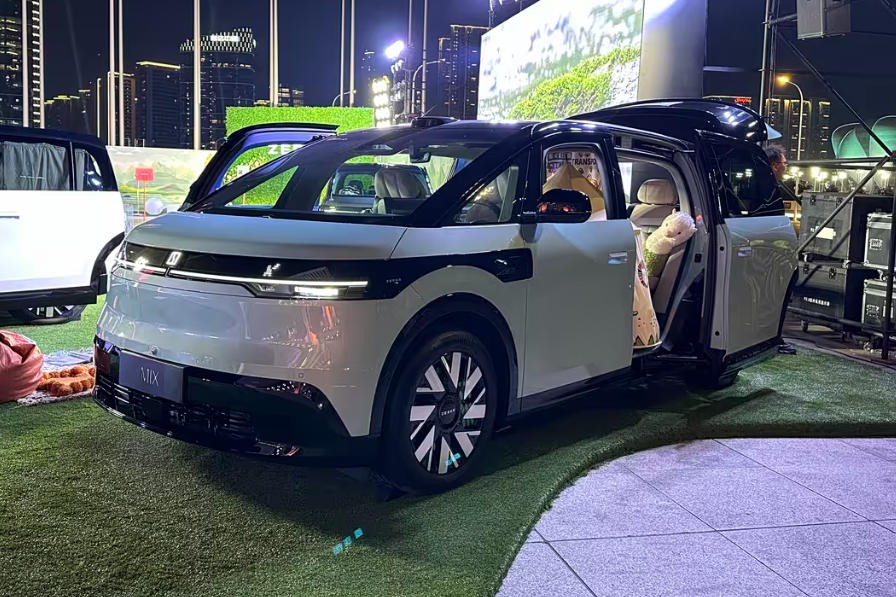 号称“宝宝巴士”！内部空间贼大，极氪MIX这样的好车你买不买？