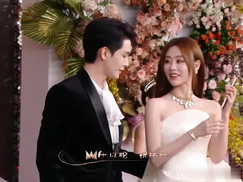 视界大会红毯尴尬瞬间！踩裙子、抢位置，太多人手忙脚乱出状况