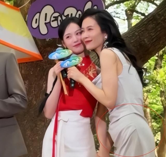 46岁温峥嵘近照曝光，身形消瘦干巴巴，同框陈都灵气质很绝