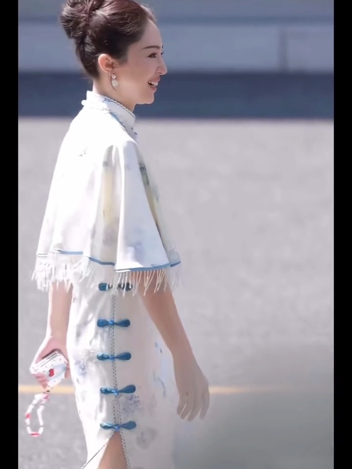 董璇王楚然同款旗袍惊艳亮相!46岁典雅与26岁清冷,谁更胜一筹?