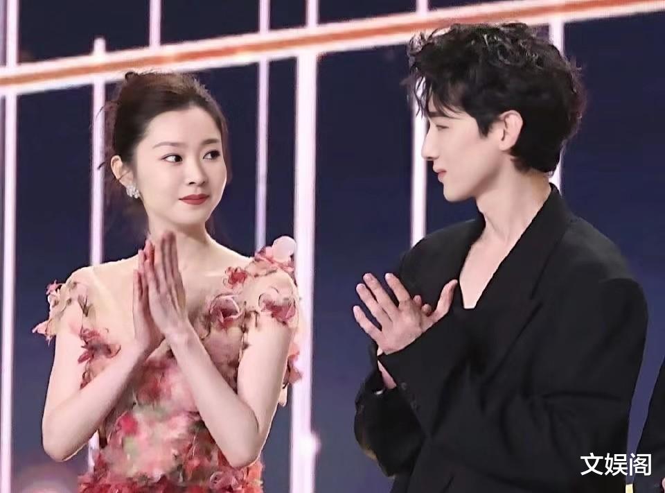 白敬亭宋轶都去看了樱花，一个包裹严实一个精心化妆，评论区炸锅