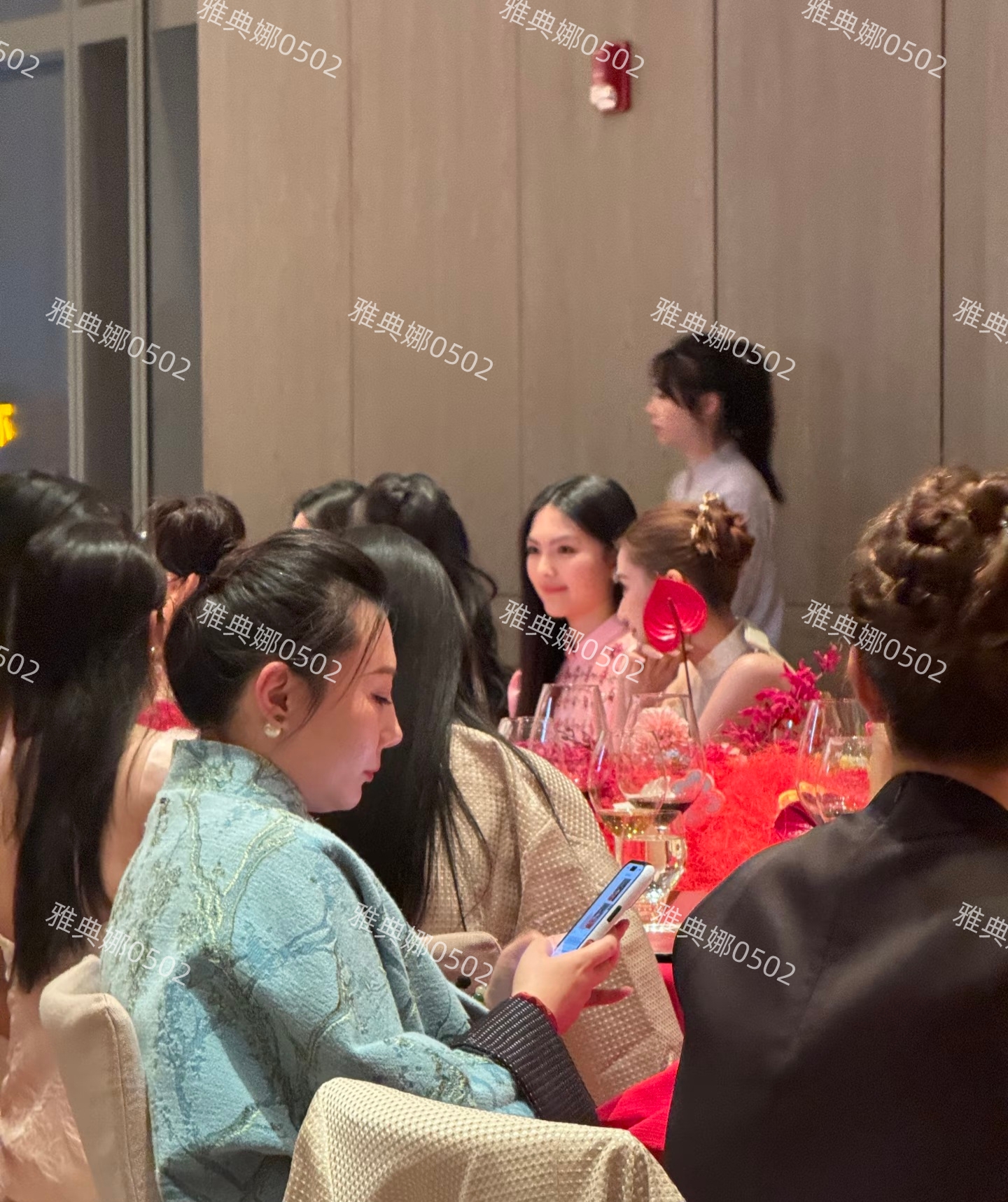 王诗龄秀发如瀑青春无敌但衣品拉胯，何超莲五官精致身高是短板!