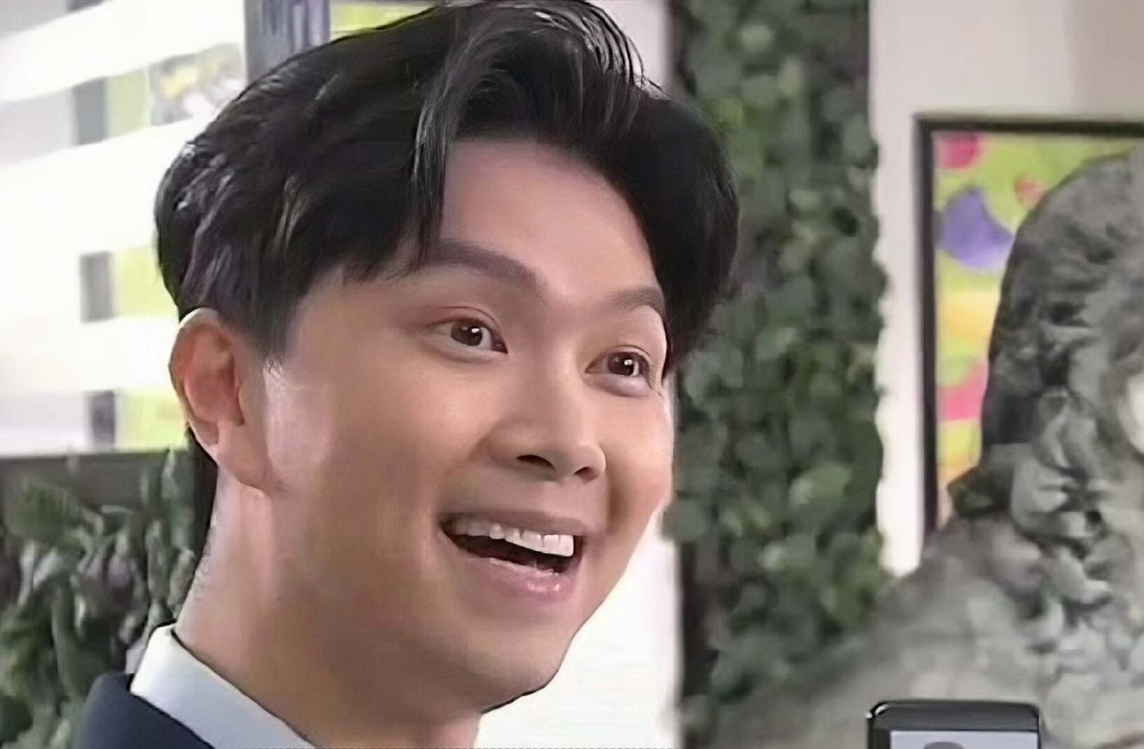 TVB男星宣布离巢，演了八年背景板，爆料前女友和同性暧昧引热议