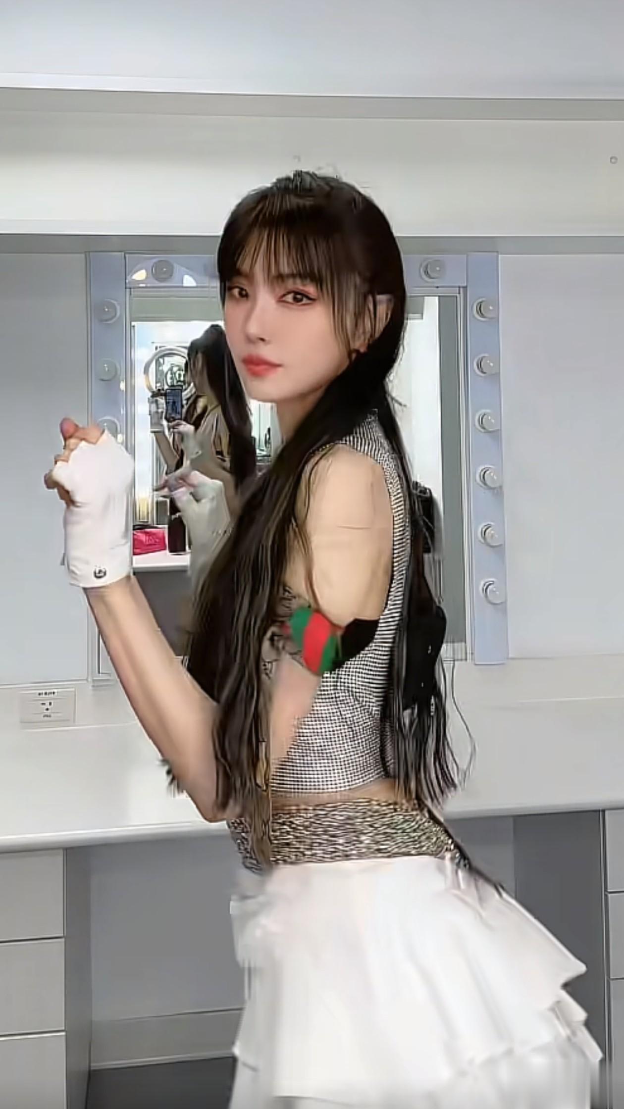 50岁谢金燕最新穿搭：露脐背心+短裙，尽显小蛮腰，状态好得像28