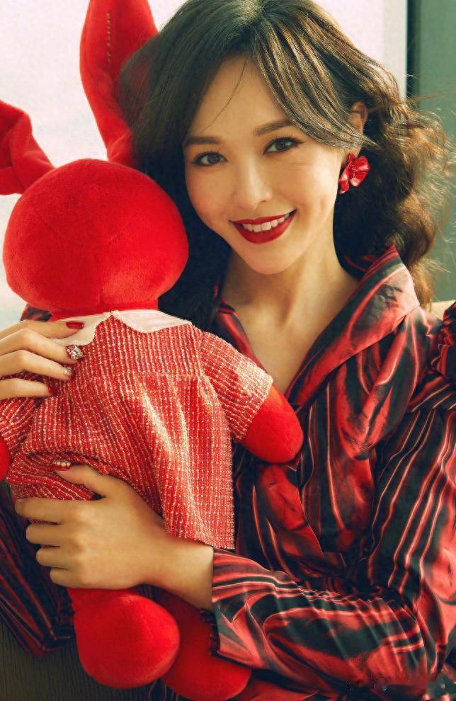 唐嫣，卷发红唇，红裙美腿，靓丽迷人