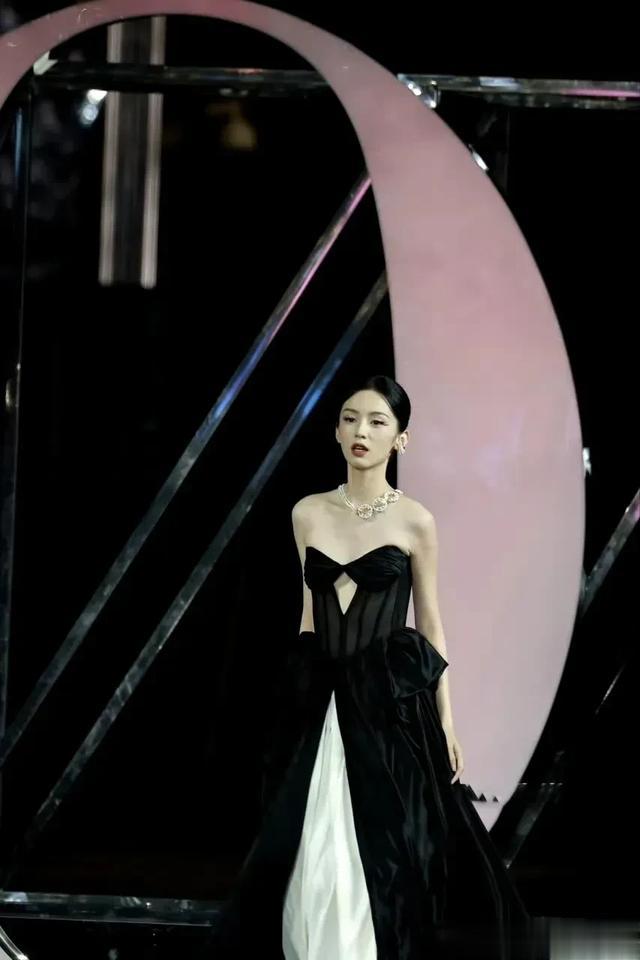 她的脸是娱乐圈数一数二的，就是胸太平了 还爱露，也不知道露个啥