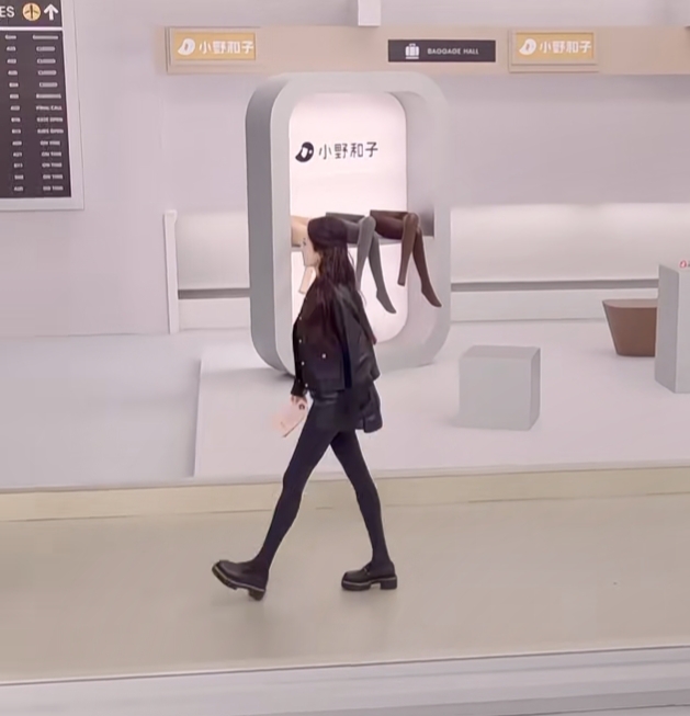 杨幂全黑皮装造型，大波浪卷发搭精致耳饰，比例优越美到犯规