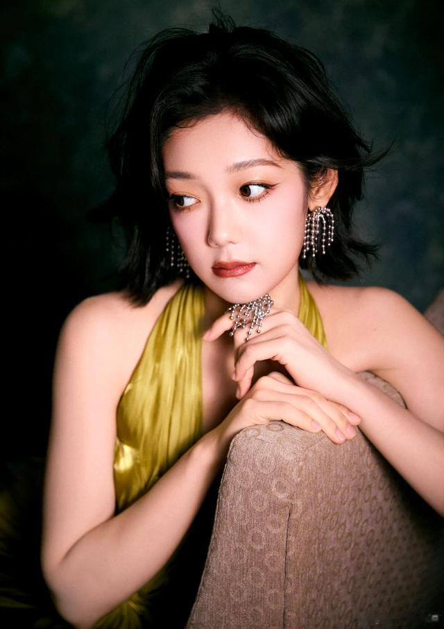 希林娜依高挂颈连衣裙