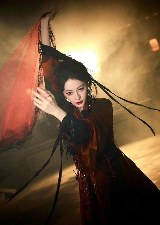 迪丽热巴暗红色长袍