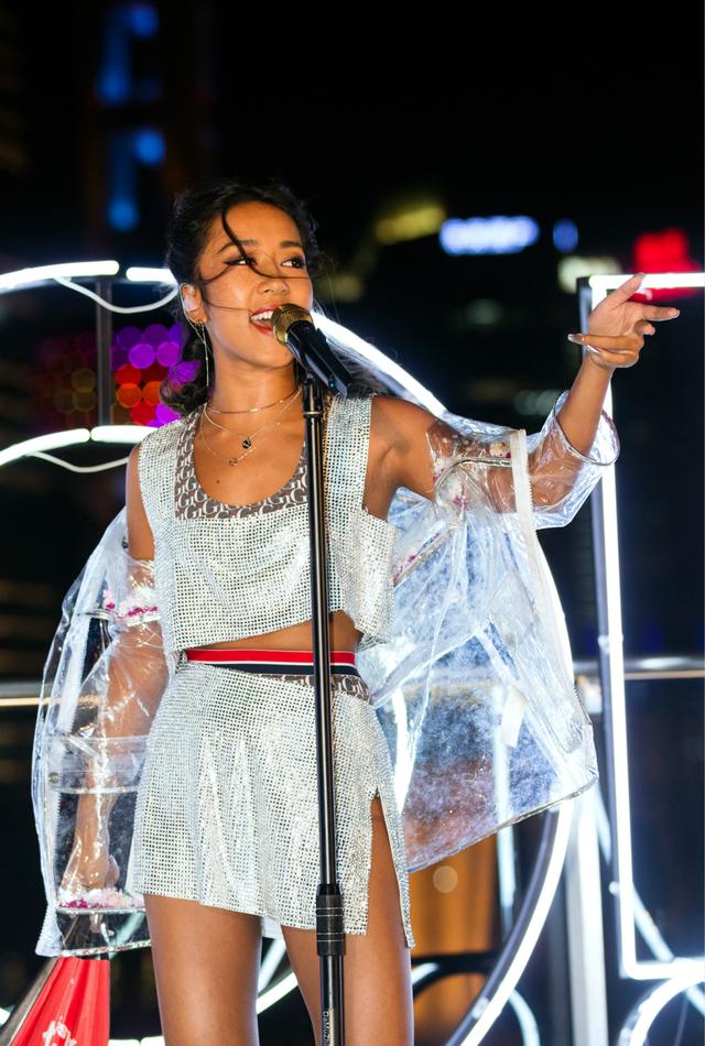 哭穷炫富，“知三当三”，装了10年的吉克隽逸，还是“自食恶果”