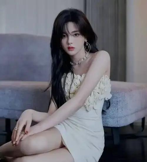 杨超越写真，这身材和脸蛋太迷人了。