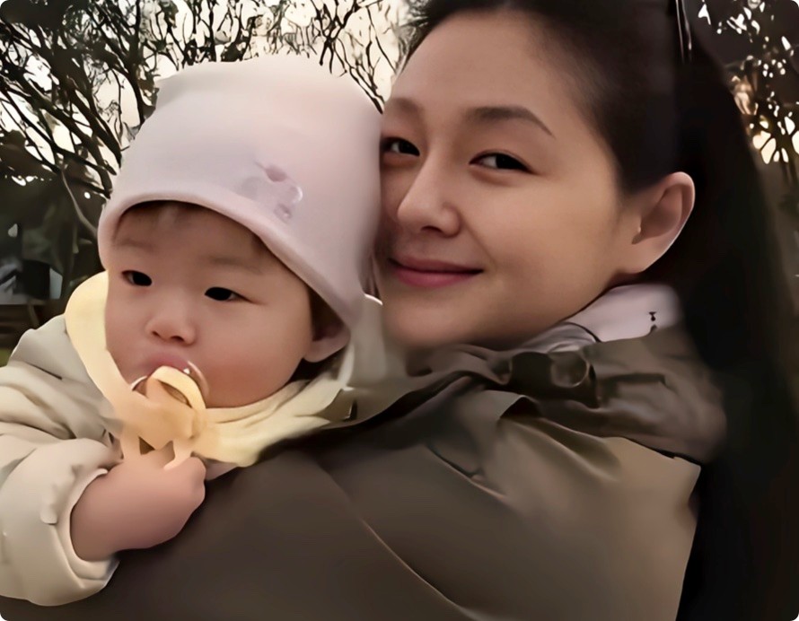 大S儿子正脸照被曝光，9岁箖箖一口龅牙抢镜，太影响颜值了