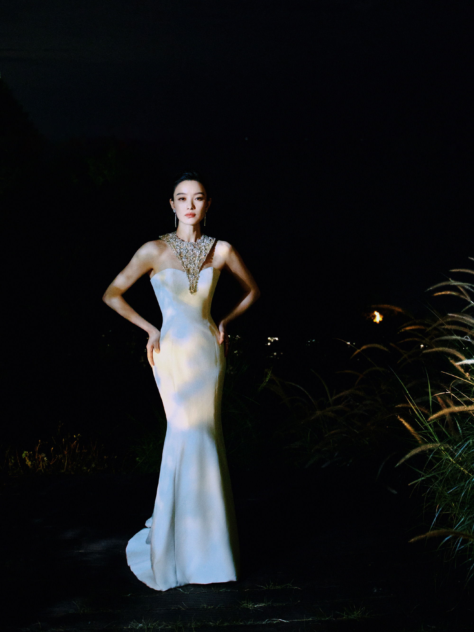 倪妮抹胸连衣裙，光影浪漫的表白