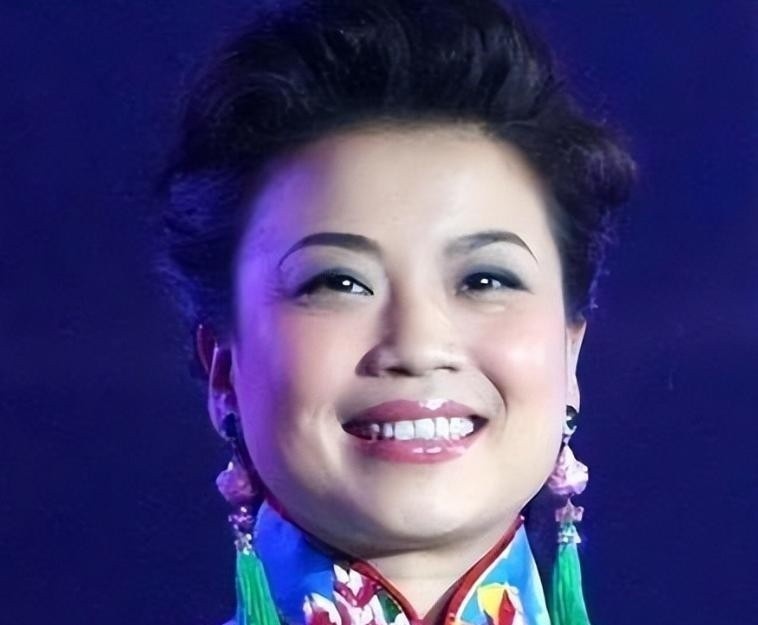 连登27次春晚的民歌天后，为劳改犯未婚未育，57岁与男闺蜜相伴