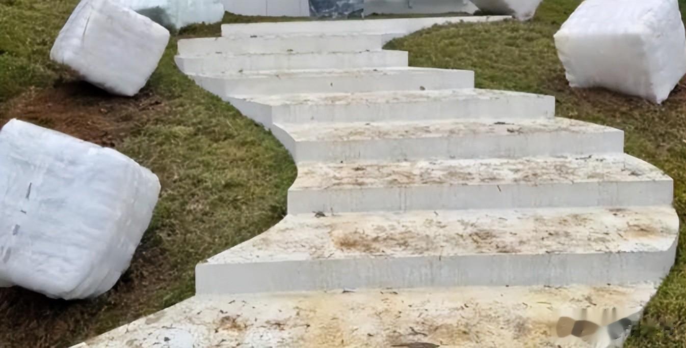 曝大S纪念雕像完工！白色S型台阶藏爱意，汪小菲和S家将签字和解