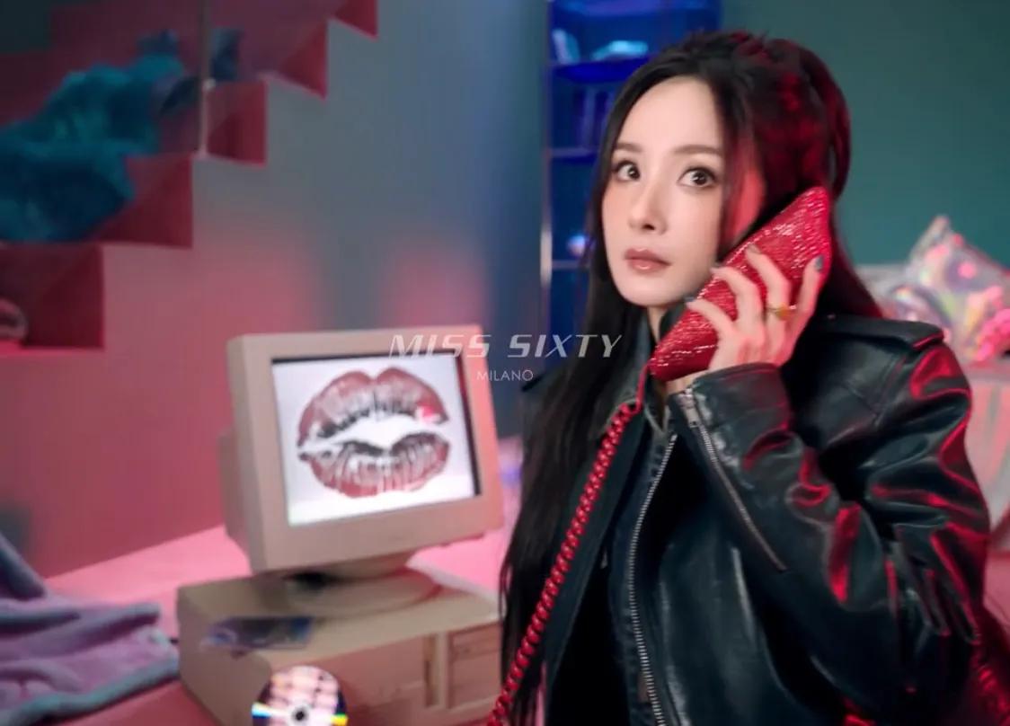 杨幂穿豹纹高跟鞋坐地上,她玩弹珠的样子很美,她长了一张建模脸