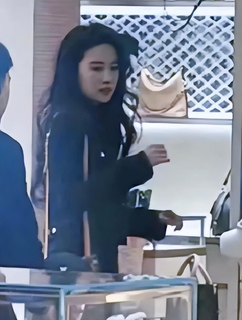 刘亦菲LV购物被偶遇！腰臀丰腴不少变性感，长发及腰气质似大学生