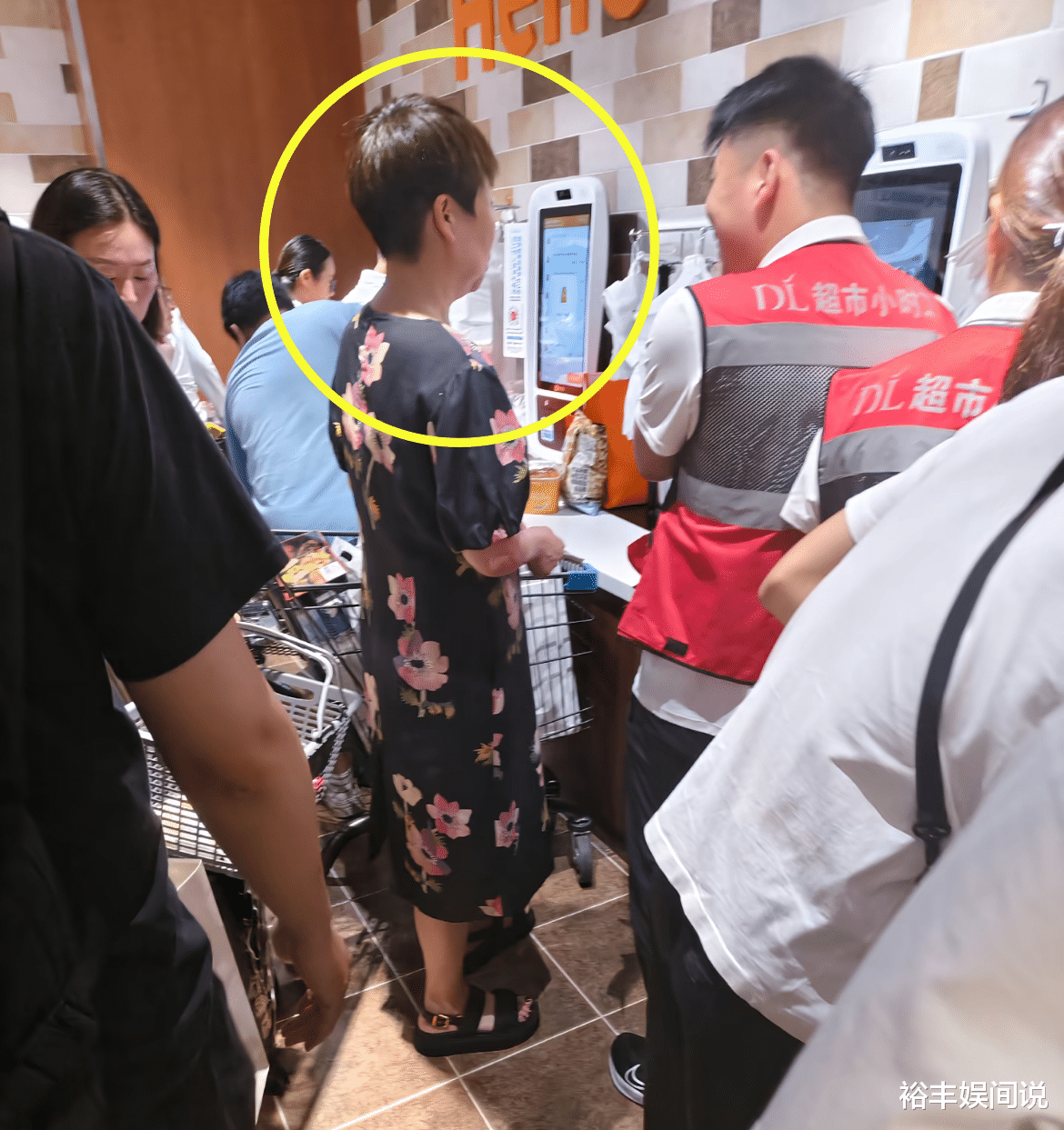 于东来妻子也排队!现身胖东来超市购物,穿花裙无饰物装饰太朴素