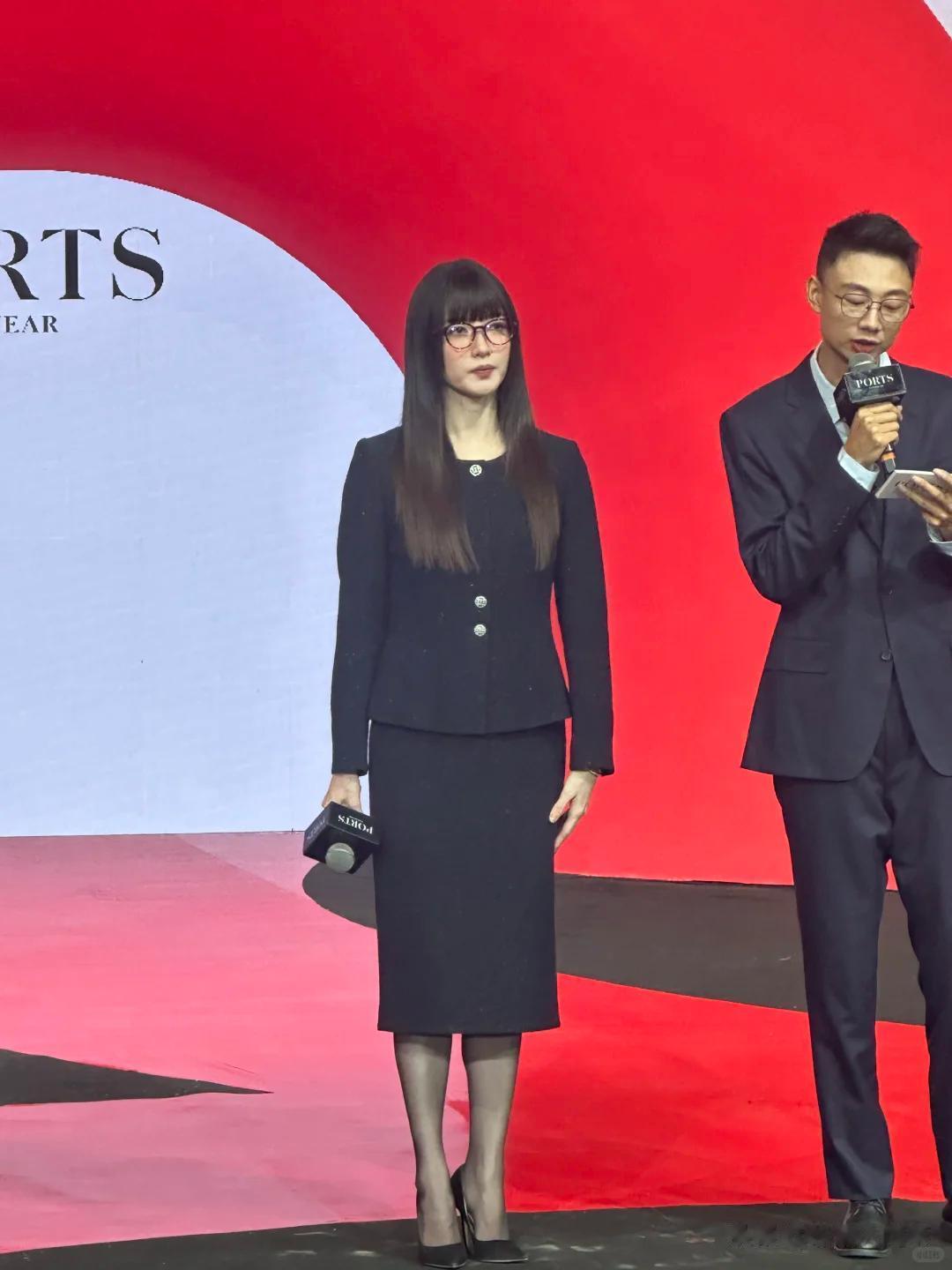 江疏影咋成这样！穿着老气发型像大妈，出席活动被晾一边表情尴尬