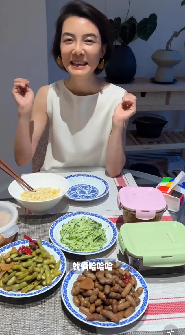 车晓43岁生日,在家请朋友吃麻酱拌面和剩菜,没洗手抓菜被吐槽