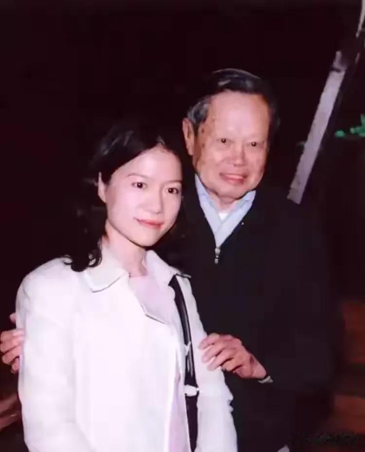 翁帆和杨振宁的三个儿女拍全家福!大儿子74岁,比继母翁帆大25岁