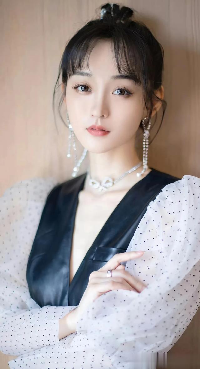 美女图集第648期——何泓姗