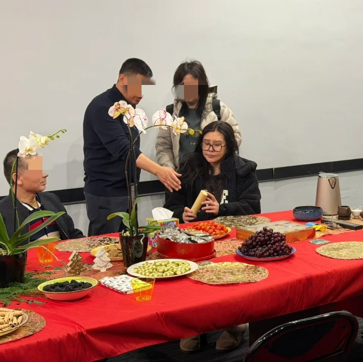 59岁王祖贤旧金山会友！生图脸肿皮肤凹陷严重，嘴唇下垂一脸苦相