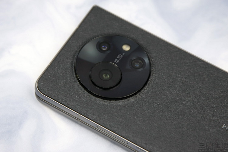 折叠屏手机的“厚度战争”，到底是否真的有意义？