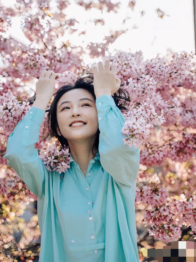 惊!当年青涩的武大校花,十年后樱花树下美得更惊艳