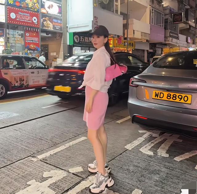 方媛晒孕期日常,穿针织裙孕肚微凸,陪两个女儿玩日常就是买买买