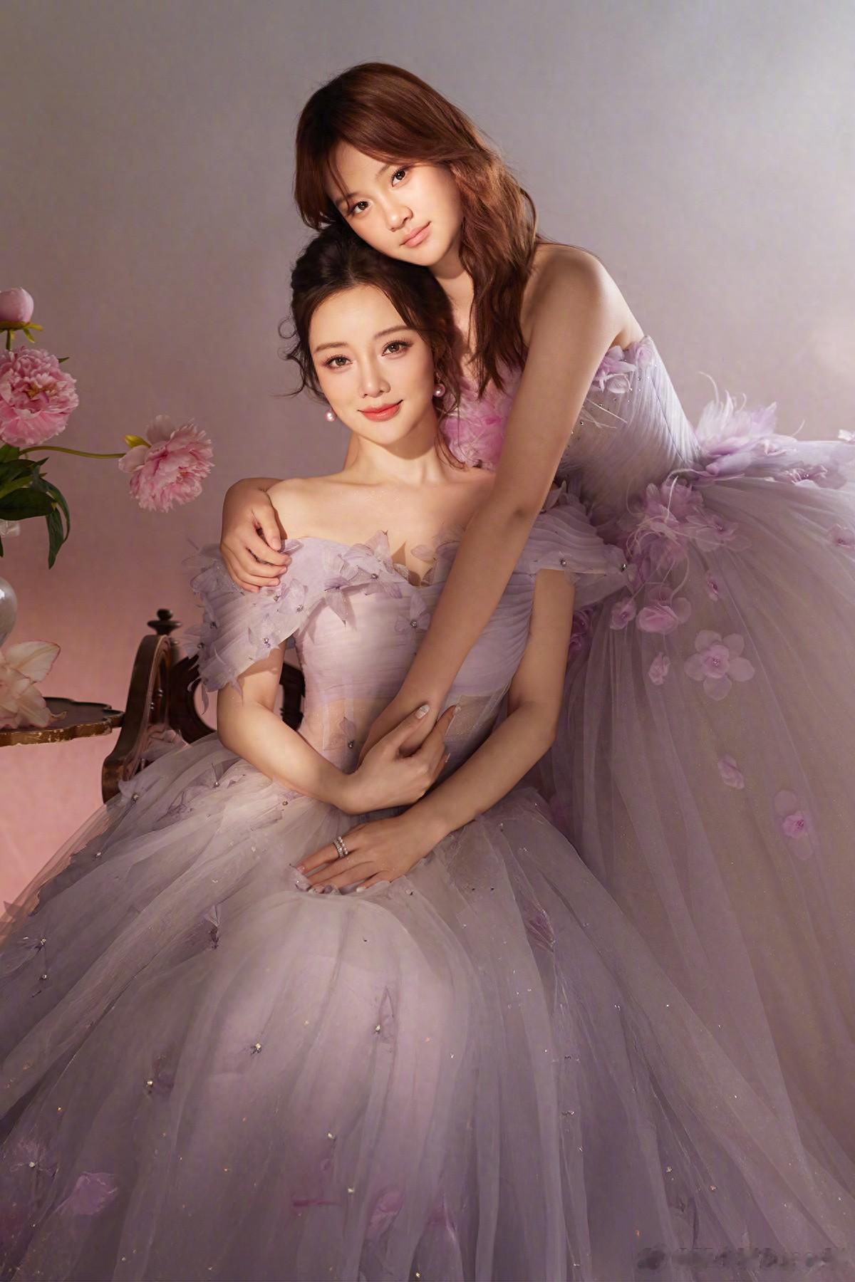 李小璐晒照为女儿庆祝13岁生日，母女同穿紫色婚纱同框美如画