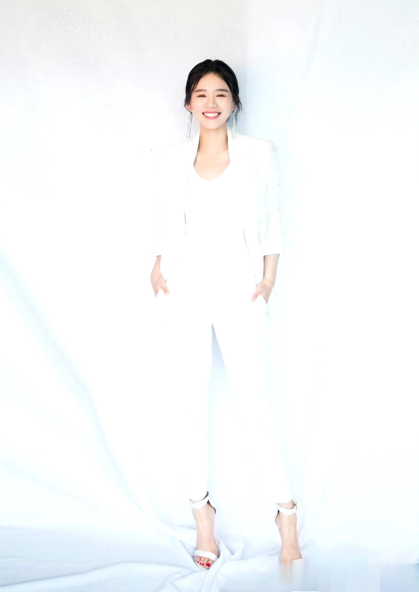 马思纯多风格穿搭大片：从清新白裙到干练西装，展现百变魅力！