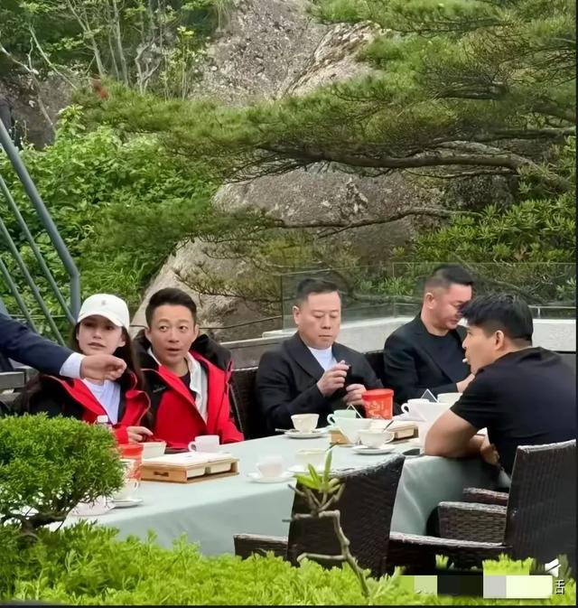 汪小菲直播吃咸肉粽子,表情有点想哭,大S最爱吃粽子!