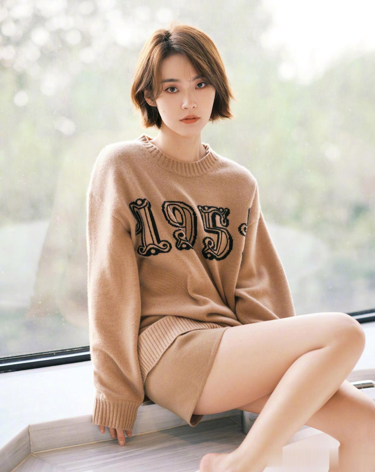 张佳宁私服写真俏皮光脚丫