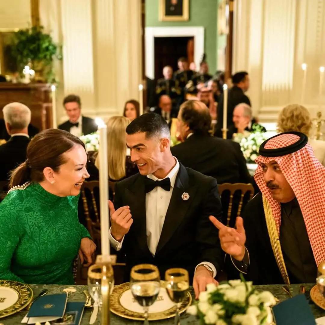 乔治娜穿皮草见特朗普,她和C罗一起化妆去晚宴,C罗给她撑伞很甜